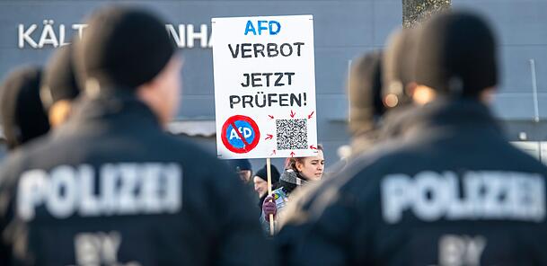 Demonstranten stehen in Greding der Polizei gegenüber. Demonstranten stehen in Greding der Polizei gegenüber.