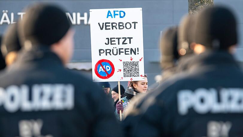 Demonstranten stehen in Greding der Polizei gegen&uuml;ber.