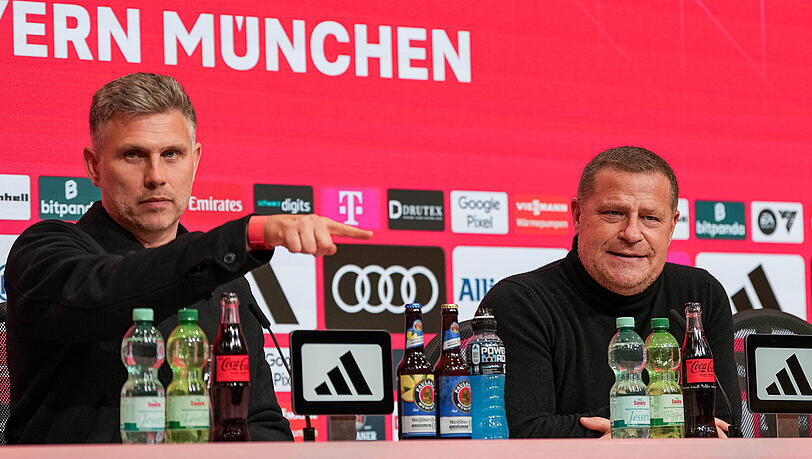 Sprang f&uuml;r Trainer Vincent Kompany auf der Spieltagspressekonferenz ein: Sportvorstand Max Eberl, hier mit Pressesprecher Holger Quest.