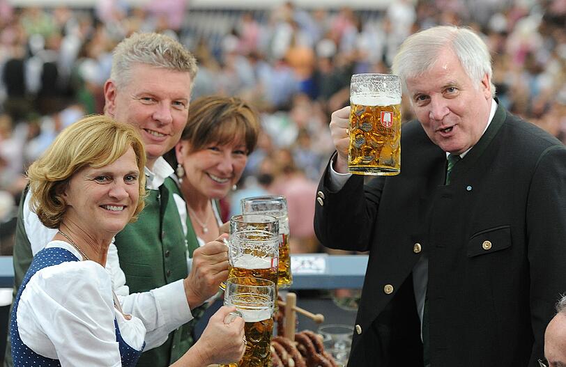 Alt-OB Oberbürgermeister Christian Ude (SPD, r-l), der bayerische Ministerpräsident Horst Seehofer (CSU) und der frühere Münchner Oberbürgermeister Hans-Jochen Vogel (SPD) beim Anstoß.