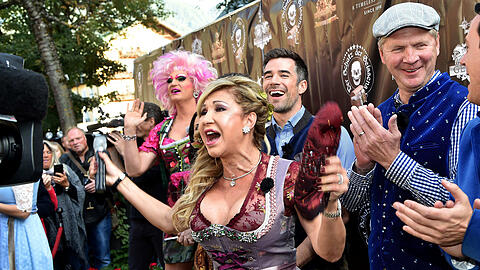 Wiesn? Glücklicherweise nicht! Carmen Geiss mit Olivia Jones (mit pinker Perücke) und Stefan Effenberg.