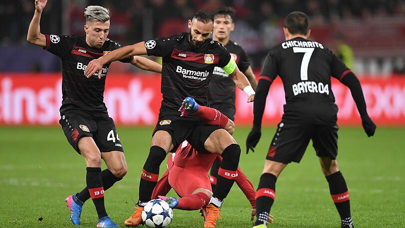 Ángel Correa (unten) von Atletico und Ömer Toprak (Mitte) von Leverkusen kämpfen um den Ball.