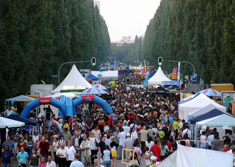 Wenn das mal keine Feiemeile ist: Am Wochenende gehören Leopold- und Ludwigstraße den Fußgängern.