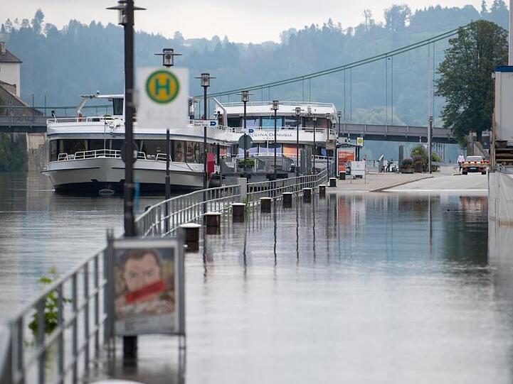 Eine Uferstraße in der Altstadt von Passau ist von der Donau überschwemmt worden.