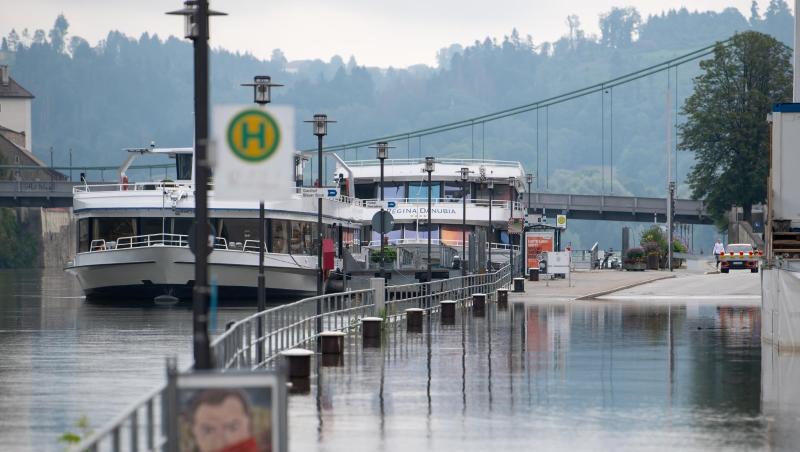 Eine Uferstraße in der Altstadt von Passau ist von der Donau überschwemmt worden. Eine Uferstraße in der Altstadt von Passau ist von der Donau überschwemmt worden.