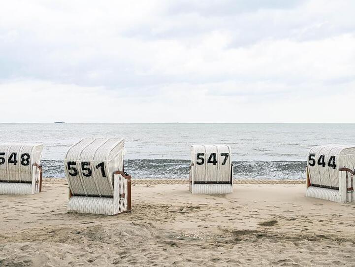 Der Herbst kommt in diesem Jahr früh: Ein Blick auf die unbenutzten Strandkörbe am Strand von Hooksiel.