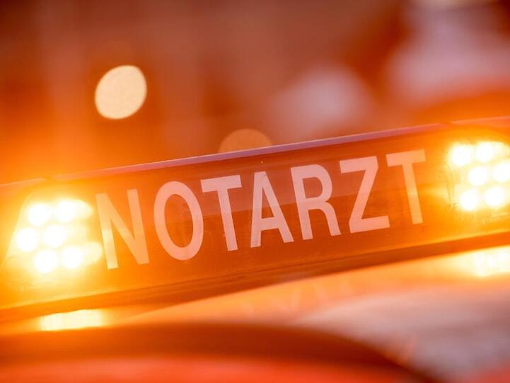 Ein Dachschild mit der Aufschrift "Notarzt" steht auf dem Einsatzwagen eines Notarztes. Foto: Lino Mirgeler/dpa/Archivbild/dpa