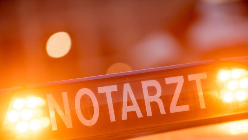 Ein Dachschild mit der Aufschrift "Notarzt" steht auf dem Einsatzwagen eines Notarztes. Foto: Lino Mirgeler/dpa/Archivbild/dpa Ein Dachschild mit der Aufschrift "Notarzt" steht auf dem Einsatzwagen eines Notarztes. Foto: Lino Mirgeler/dpa/Archivbild/dpa