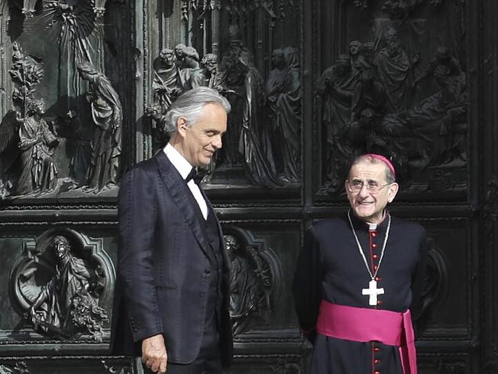 Andrea Bocelli (l) vor seinem Auftritt am Ostersonntag vor dem Mailänder Dom neben dem Mailänder Erzbischof Mario Delpini.