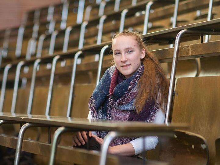 Mandy Hoffmann im Chemie-Hörsaal der Technischen Universität TU Braunschweig.
