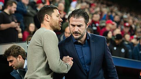 Leverkusens Trainer Xabi Alonso und Brügge-Coach Carl Hoefkens begrüßen sich vor der Partie.