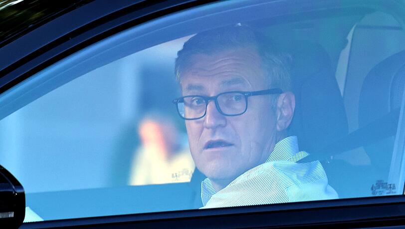 Jan-Christian Dreesen, Vorstandschef des FC Bayern München, kommt am Vereinsgelände an der Säbener Straße an.