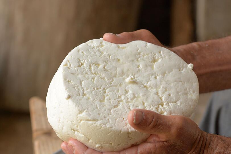 Unbedenklicher für die Gefäße sind pflanzliche Milchalternativen wie etwa Hafermilch sowie fettarme Käsesorten wie Ziegen- oder Schafmilchkäse. Diese Sorten weisen im Vergleich zu Käse aus Kuhmilch bis zu 50 Prozent weniger an Cholesterin auf. Zudem handelt es sich hauptsächlich um das "gute" Cholesterin HDL. Unbedenklicher für die Gefäße sind pflanzliche Milchalternativen wie etwa Hafermilch sowie fettarme Käsesorten wie Ziegen- oder Schafmilchkäse. Diese Sorten weisen im Vergleich zu Käse aus Kuhmilch bis zu 50 Prozent weniger an Cholesterin auf. Zudem handelt es sich hauptsächlich um das "gute" Cholesterin HDL.