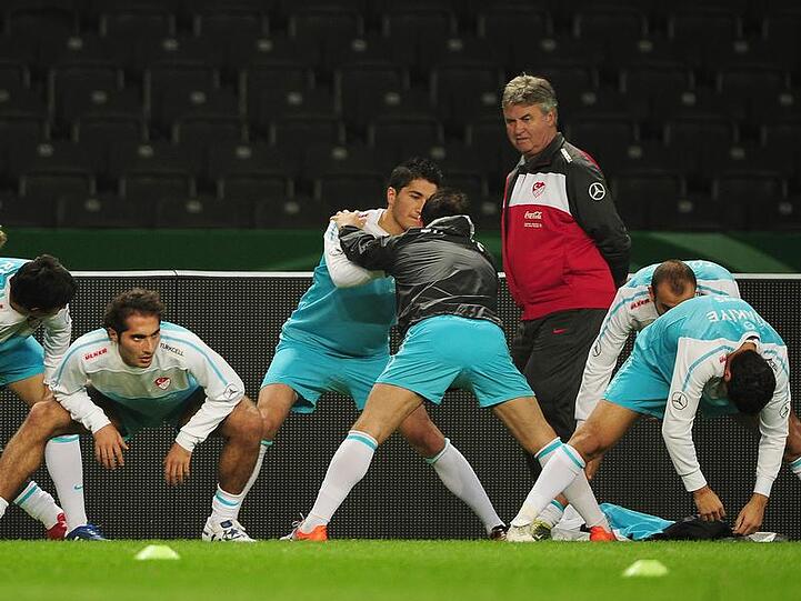 Guus Hiddink beobachtet beim Abschlusstraining sein Team.