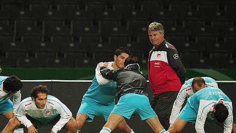 Guus Hiddink beobachtet beim Abschlusstraining sein Team.