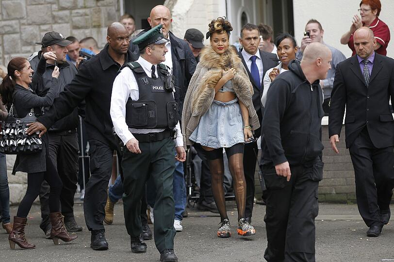 Kein Wunder, dass der nordirische Landwirt Alan Graham da Angst um Zucht und Ordnung bekam: Er kenne Rihanna zwar nicht, ließ er verlauten, aber sie müsse ihr Oberteil anlassen, während sie auf seinem Land performe.