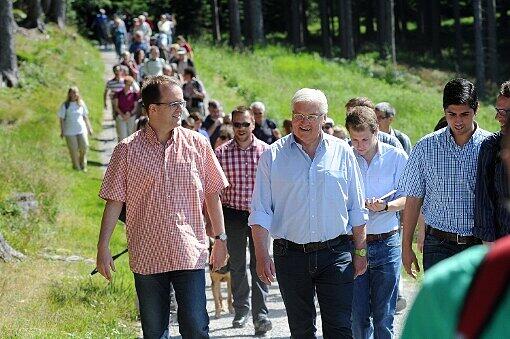 Es geht bergauf: 70 Genossen begleitetem die beiden am vergangenen Samstag bei der Bergtour.