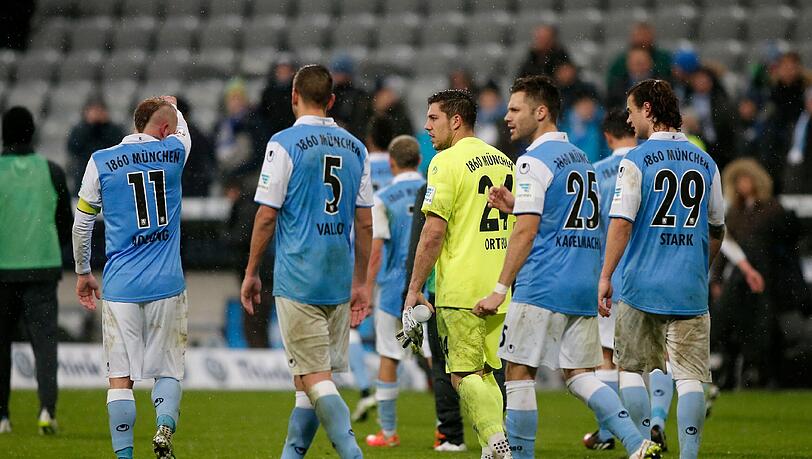 Stehen nach dem 1:1 gegen Kaiserslautern auf dem Relegationsplatz: Die Profis des TSV 1860. Stehen nach dem 1:1 gegen Kaiserslautern auf dem Relegationsplatz: Die Profis des TSV 1860.