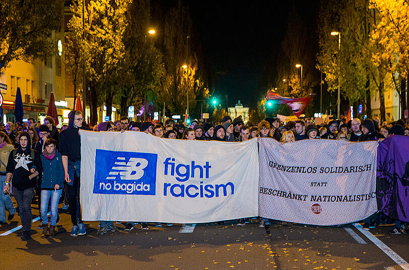 Am 9. November 2015 stoppen die Münchner Pegida vor dem Siegestor.