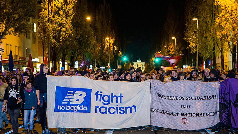 Am 9. November 2015 stoppen die Münchner Pegida vor dem Siegestor. Am 9. November 2015 stoppen die Münchner Pegida vor dem Siegestor.