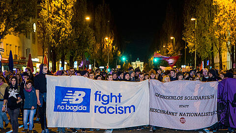 Am 9. November 2015 stoppen die Münchner Pegida vor dem Siegestor.