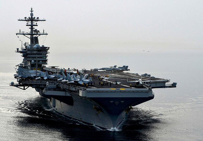 3 Flugzeugträger: Frisch aus dem Dock kommt wohl im Frühjahr 2016 das größte Kriegsschiff der Welt, die USS Gerald R. Ford. Drei dieser mehr als 300 Meter langen Stahlkolosse könnte man sich für das Geld leisten - Kampfflugzeuge inklusive.