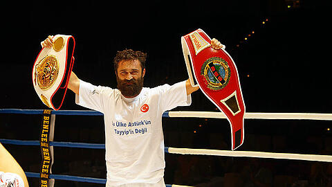 Ünsal Arik am 30. Juli nach seinem Titelgewinn mit dem umstrittenen T-Shirt.