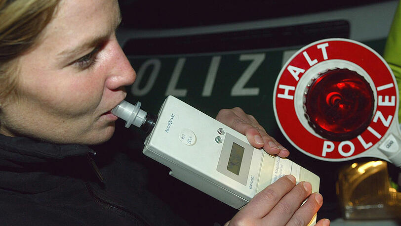 Die Polizisten staunten nicht schlecht, als sie den Alkoholwert der Frau sahen. (Symbolfoto)