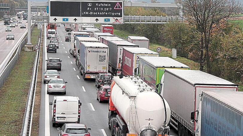 Am Donnerstag müssen Lkw-Fahrer wieder Blockabfertigung am Grenzübergang Kufstein einplanen. Staus sind die Folge.