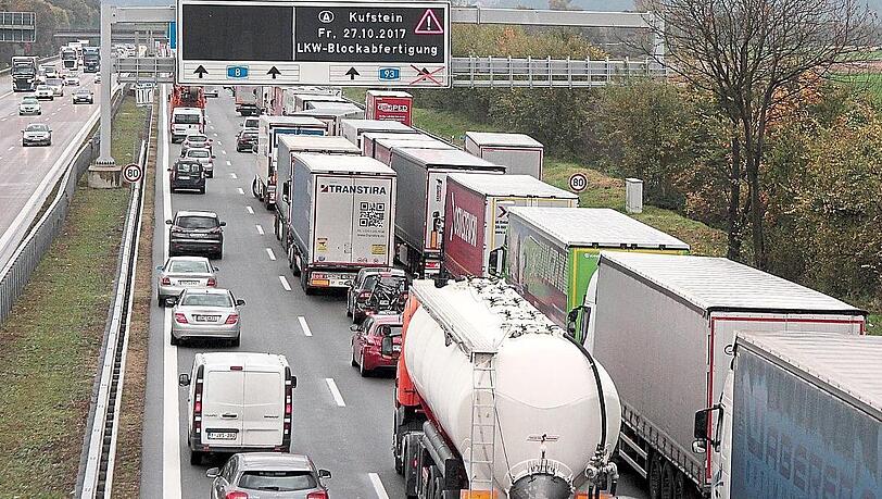 Am Donnerstag müssen Lkw-Fahrer wieder Blockabfertigung am Grenzübergang Kufstein einplanen. Staus sind die Folge. Am Donnerstag müssen Lkw-Fahrer wieder Blockabfertigung am Grenzübergang Kufstein einplanen. Staus sind die Folge.