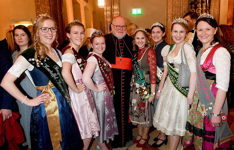 Reinhard Kardinal Marx (M), Vorsitzender der Deutschen Bischofskonferenz, zusammen mit diversen Hopfen-, Zuckerrüben-, Kartoffel- "Königinnen" und "Prinzessinnen"