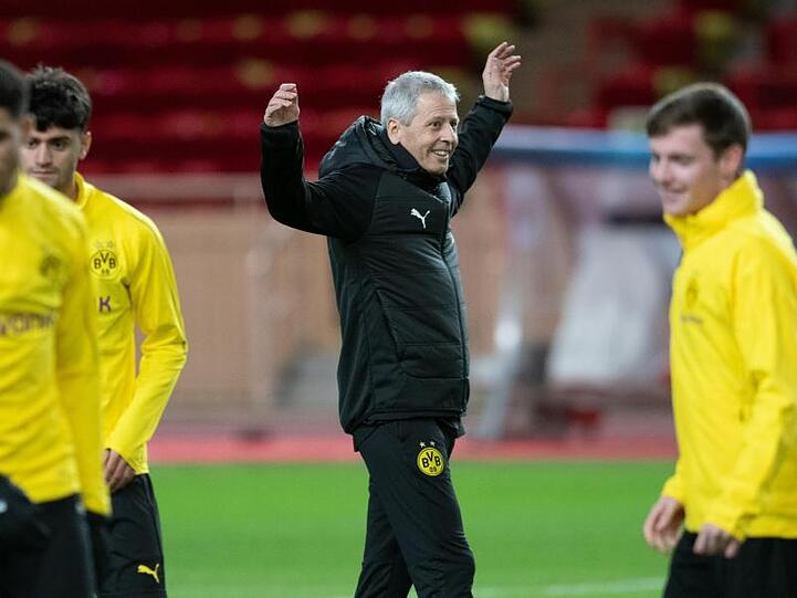 Trainer Lucien Favre (M.) steht mit Borussia Dortmund vor dem Gewinn der Herbstmeisterschaft.