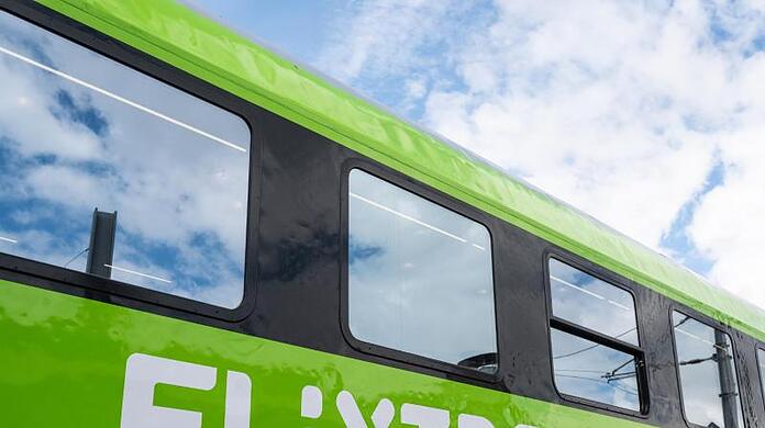 Blick auf einen Großraumwagen des Unternehmens Flixtrain. Bald steuern sie auch München an. (Symbolbild)