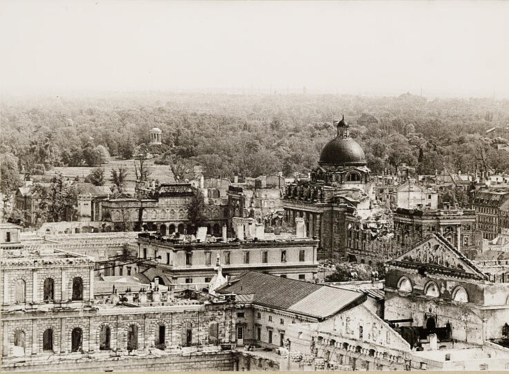 Was für ein Ruinenfeld 1945: Blick auf Residenz, Oper und Armeemuseum - im Hintergrund der heil gebliebene Monopteros.