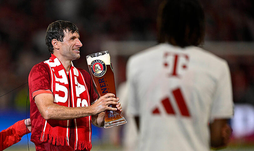 Die letzte Bierdusche im Bayern-Trikot für Thomas Müller.