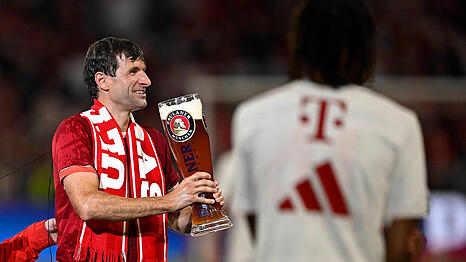 Die letzte Bierdusche im Bayern-Trikot für Thomas Müller.
