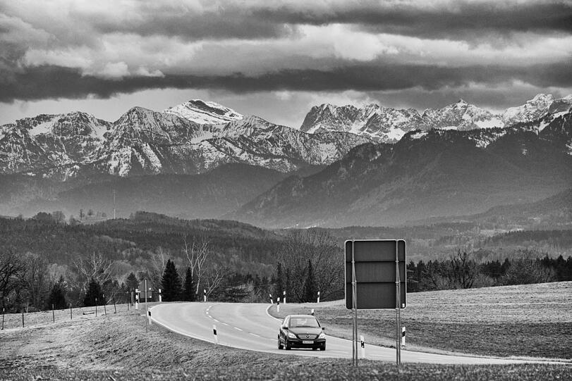 Das Sonnjoch (links) mit der Lamsenspitze (rechts), gesehen von der Straße nach Tölz kurz hinter der Südgrenze des Landkreises München vor Deining.