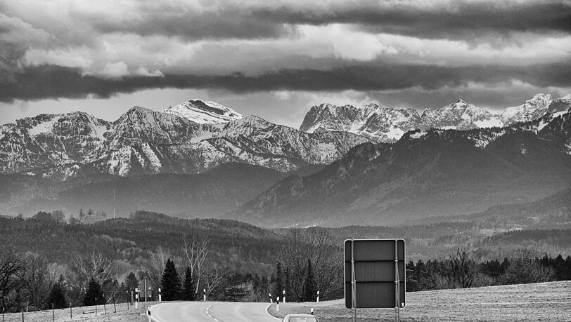 Das Sonnjoch (links) mit der Lamsenspitze (rechts), gesehen von der Straße nach Tölz kurz hinter der Südgrenze des Landkreises München vor Deining. Das Sonnjoch (links) mit der Lamsenspitze (rechts), gesehen von der Straße nach Tölz kurz hinter der Südgrenze des Landkreises München vor Deining.