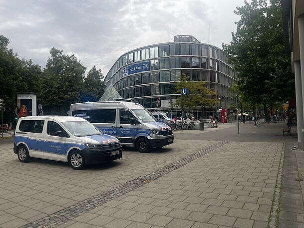Auch Polizei ist vor Ort.