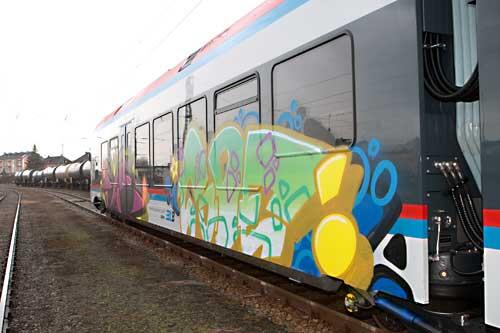 Mit Graffiti beschmiert: einer der neuen Flirt-Triebwagen