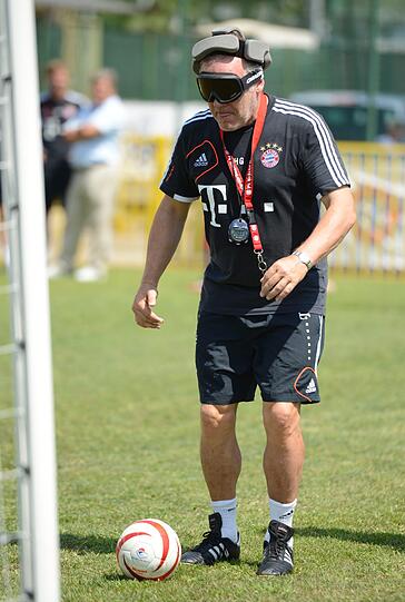 Am Donnerstag eröffneten sich für die Bayern in Riva del Garda ganz neue Perspektiven - mit abgedunkelten Ski-Brillen traten Sie zu einem Charity-Spielchen zugunsten blinder und sehbehinderter Menschen an. Von Robben bis Gerland - so ganz ohne Einsatz der Augen taten sich die erfahrenen Profis sichtlich schwer. Coach Jupp heynckes beobachtete das bunte Treiben derweil amüsiert an der Seitenlinie - sehen Sie hier die besten Bilder.