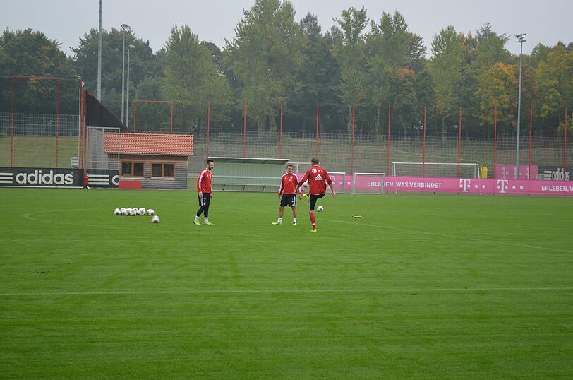 So sieht ein Bayern, Training aus, wenn alle Nationalspieler weg sind: Rafinha, Kirchhoff, und Contento.