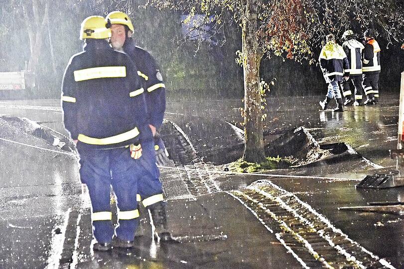 Polizei und Feuerwehr sicherten die Fahrbahnabsenkung in der Lindenstraße.