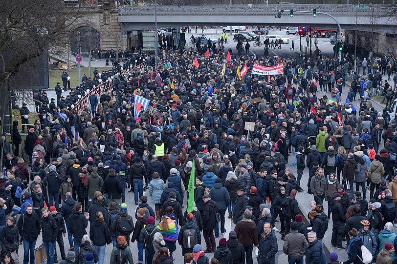Polizeikräfte sperren für eine Gegendemonstration zu einer "Merkel muss weg!" - Kundgebung die Zugänge zum Bahnhof Dammtor.