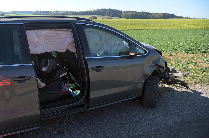 Ebenfalls am Unfall beteiligt ist dieser VW Sharan. Der Zusammenstoß der beiden Fahrzeuge ist so heftig, dass der 83-jährige Fahrer schwer verletzt wird. Er stirbt noch am Unfallort.