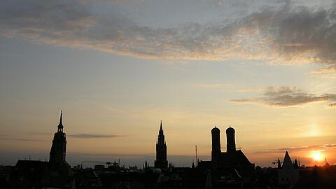 Ob Bergblick oder Stadtpanorama - auf Münchens Dachterrassen lässt's sich aushalten.