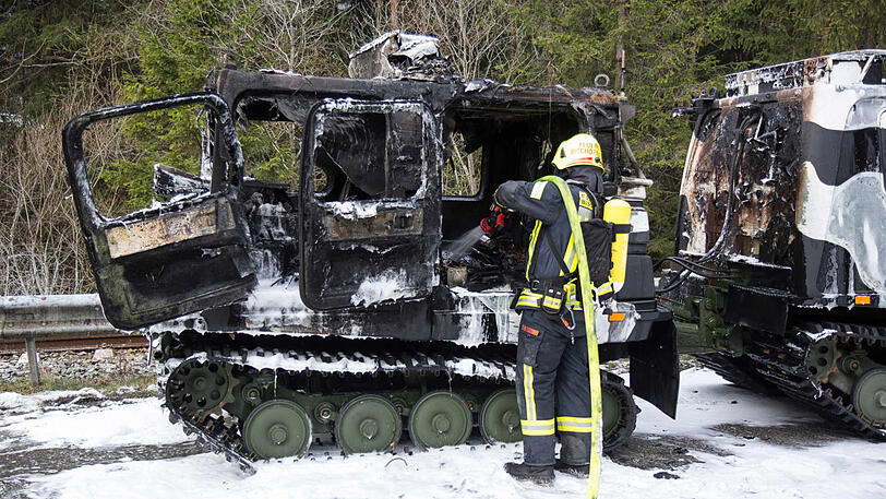 Bilder vom Feuerwehreinsatz in Bischofswiesen. Das Bundeswehr-Fahrzeug brannte komplett aus.