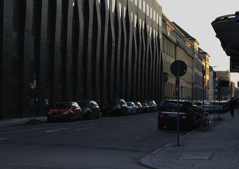 Die Fassade der Technischen Universität findet die AZ-Leserin ziemlich düster.