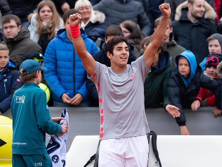 Cristian Garin jubelt, im Hintergrund sind Zuschauer zu sehen. Foto: Sven Hoppe