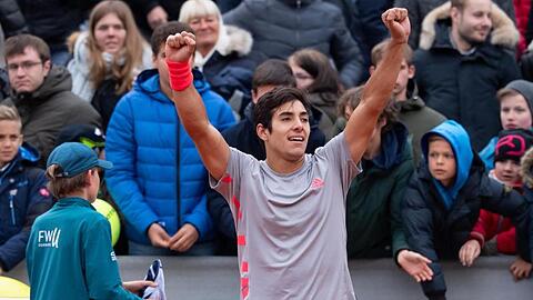Cristian Garin jubelt, im Hintergrund sind Zuschauer zu sehen. Foto: Sven Hoppe